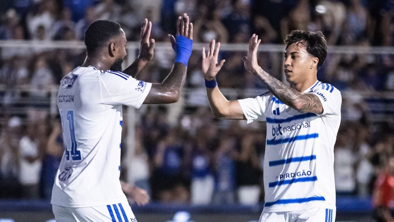 Cruzeiro comemora a vitória sobre a URT, em partida fora de casa no Mineiro. — F