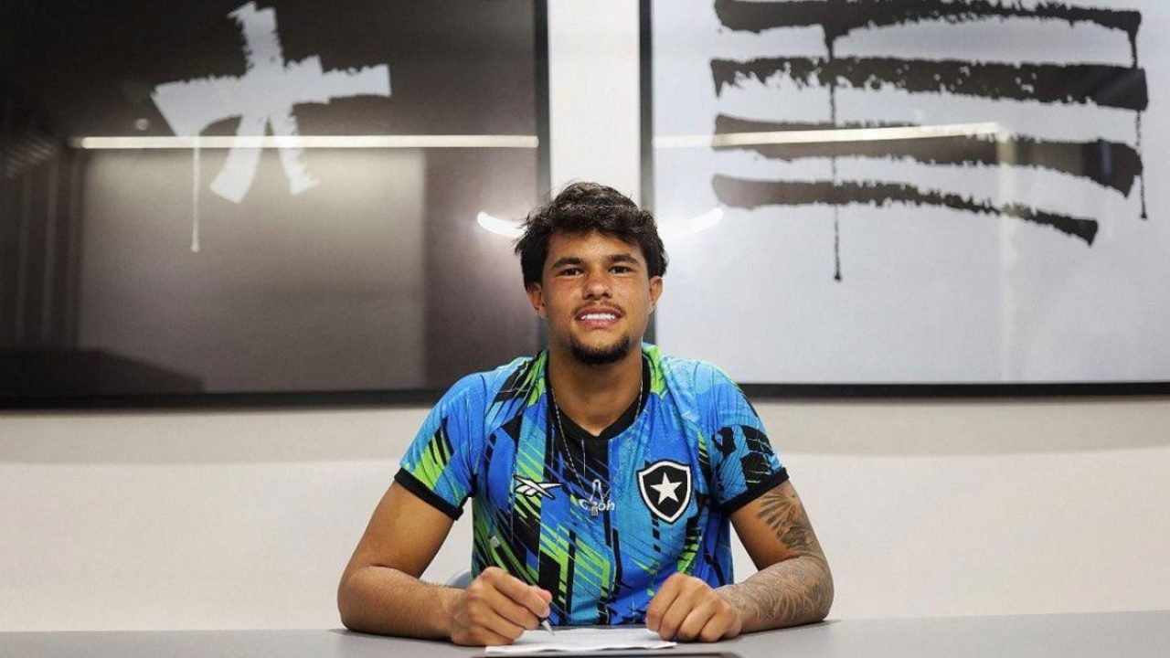 Bruno Samudio na assinatura de seu primeiro contrato profissional — Foto: Botafo