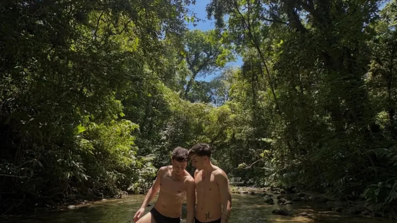 Filho de cantora gospel compartilha fotos com o namorado e web reage