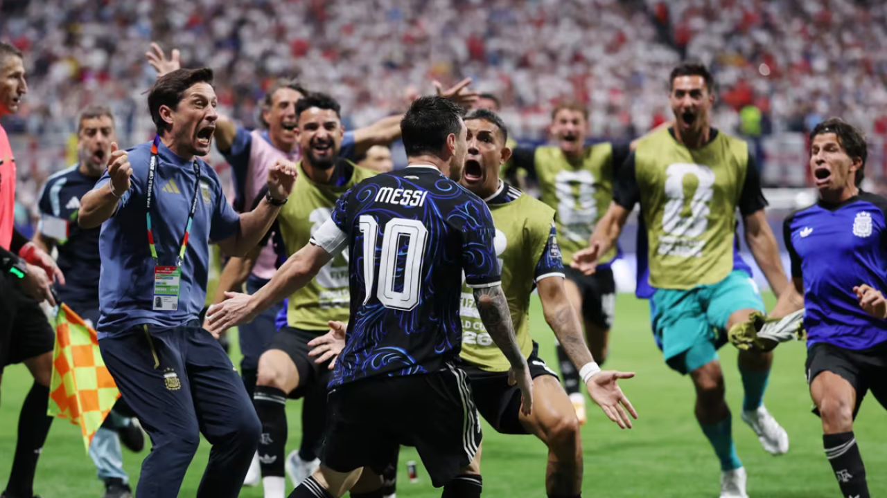 Argentina-vira-nos-acrescimos-elimina-a-Inglaterra-e-segue-em-busca-do-bicampeonato