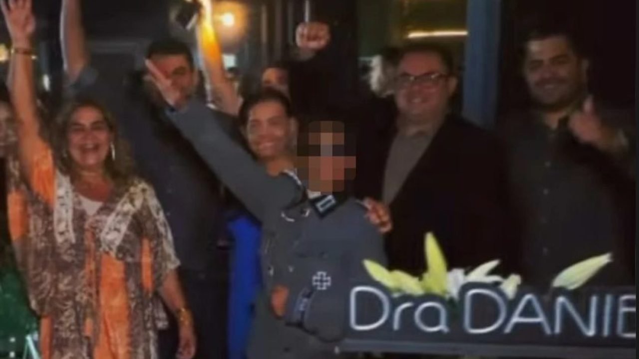 Adolescente que foi à formatura das irmãs com traje nazista fala pela primeira vez