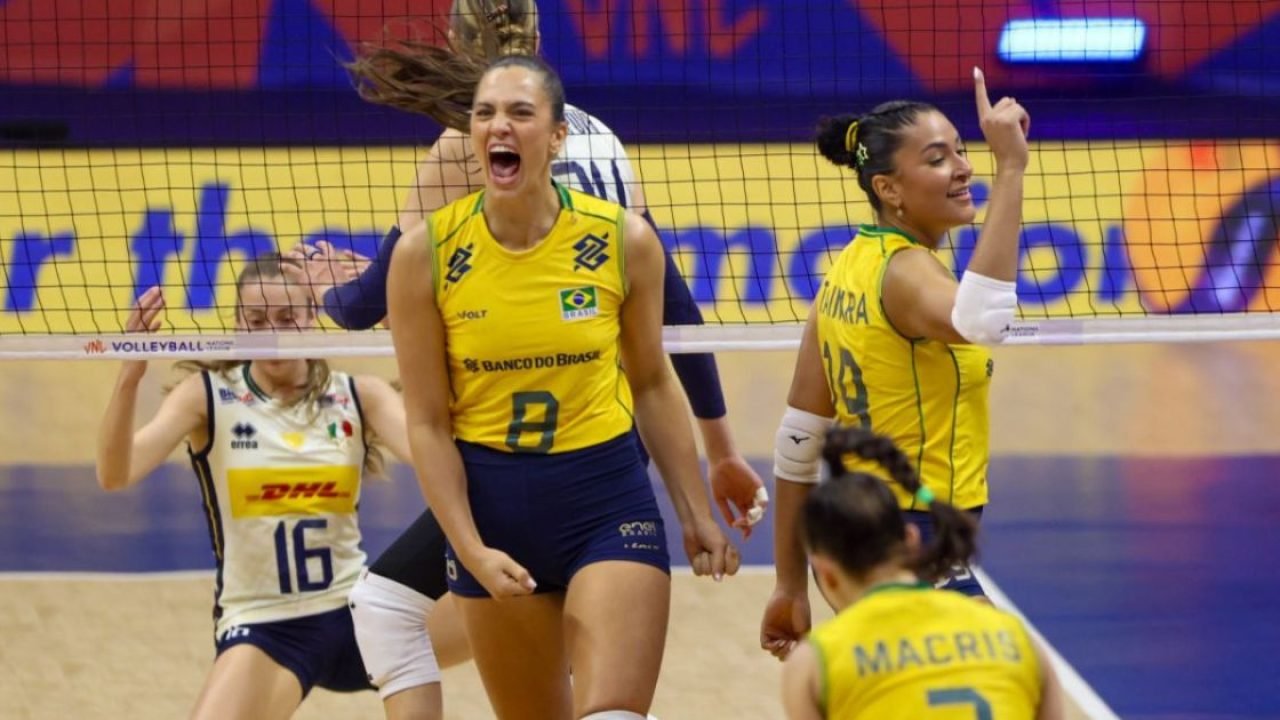 Central Júlia Kudiess e oposta Tainara comemoram ponto contra a Itália na LIga d