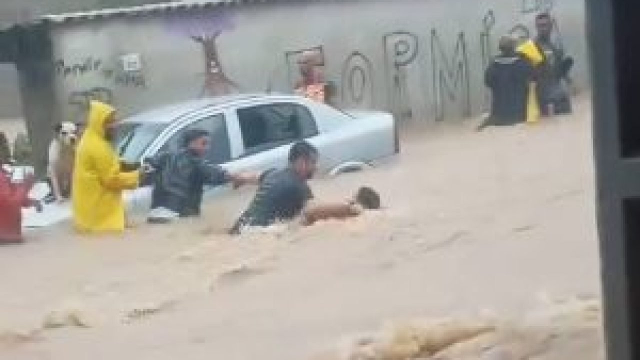 Corrente-humana-salva-homem-em-Paraty-RJ-300x200-1