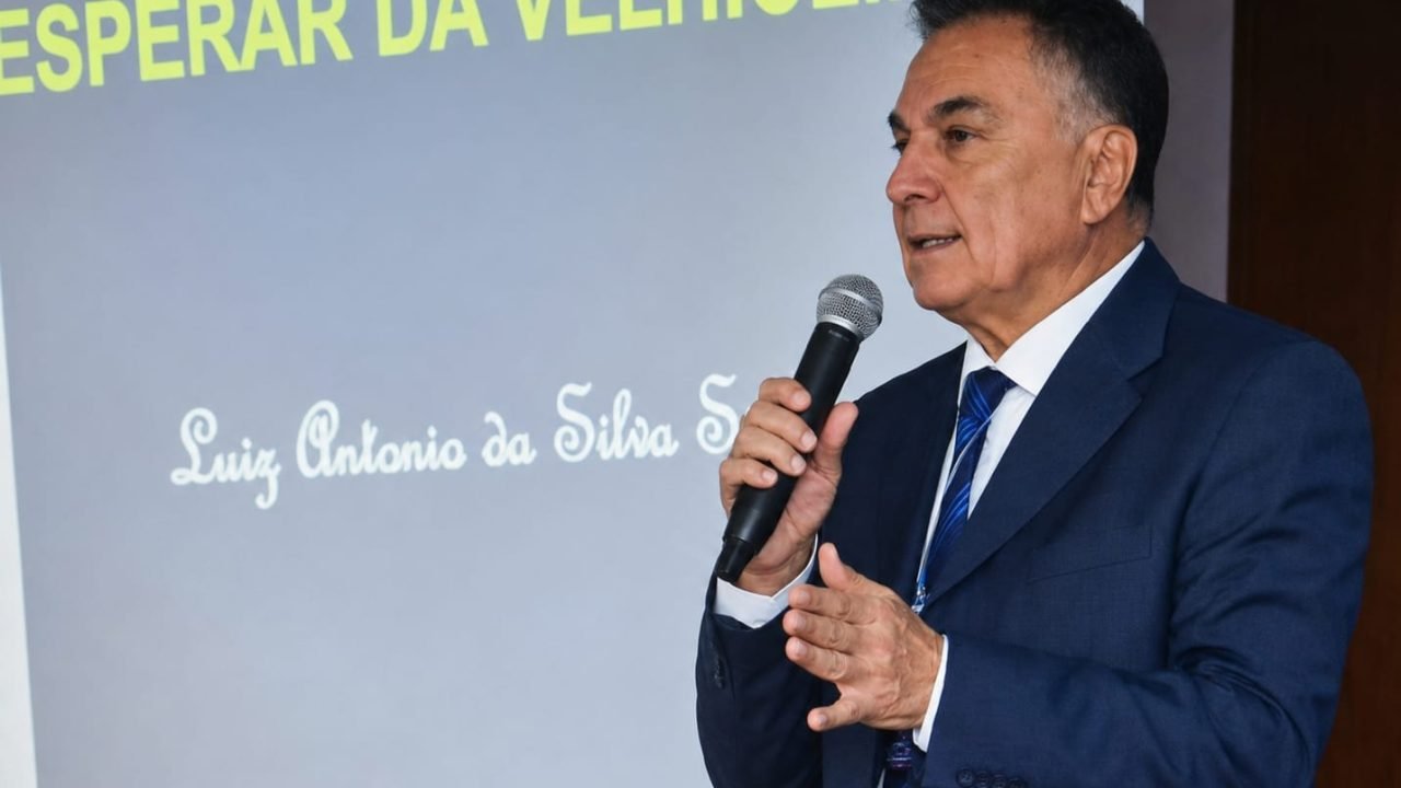 Dr. Luiz Antônio da Silva Sá é especialista em Clínica Médica, Geriatria, Gerontologia e professor da Faculdade Evangélica Mackenzie do Paraná (FEMPAR)