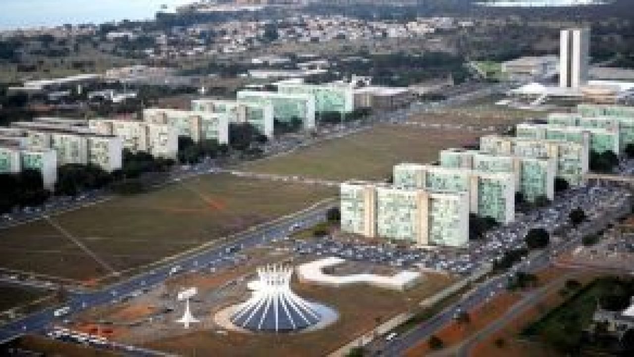 Explanada-dos-ministerios-debandada-de-ministros-300x164-1