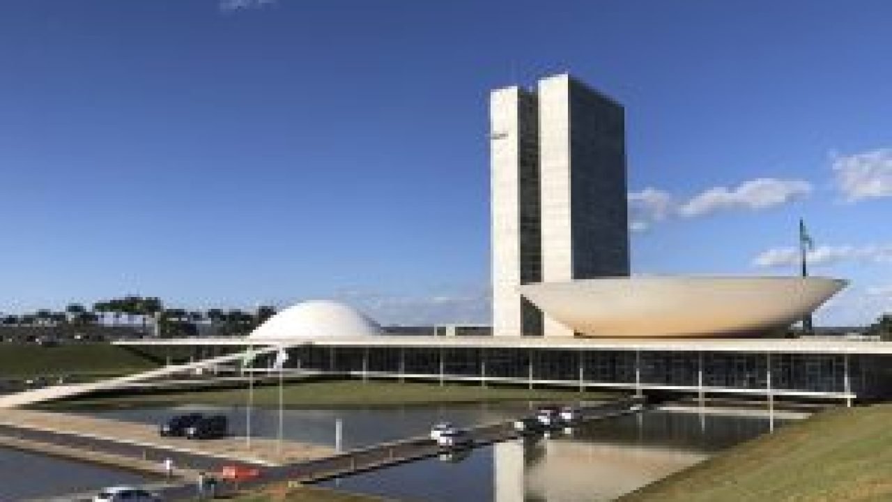 Fachada-do-Congresso-Nacional-que-abriga-a-Camara-dos-Deputados-e-o-Senado-Federal-em-Brasilia-DF-300x225-2