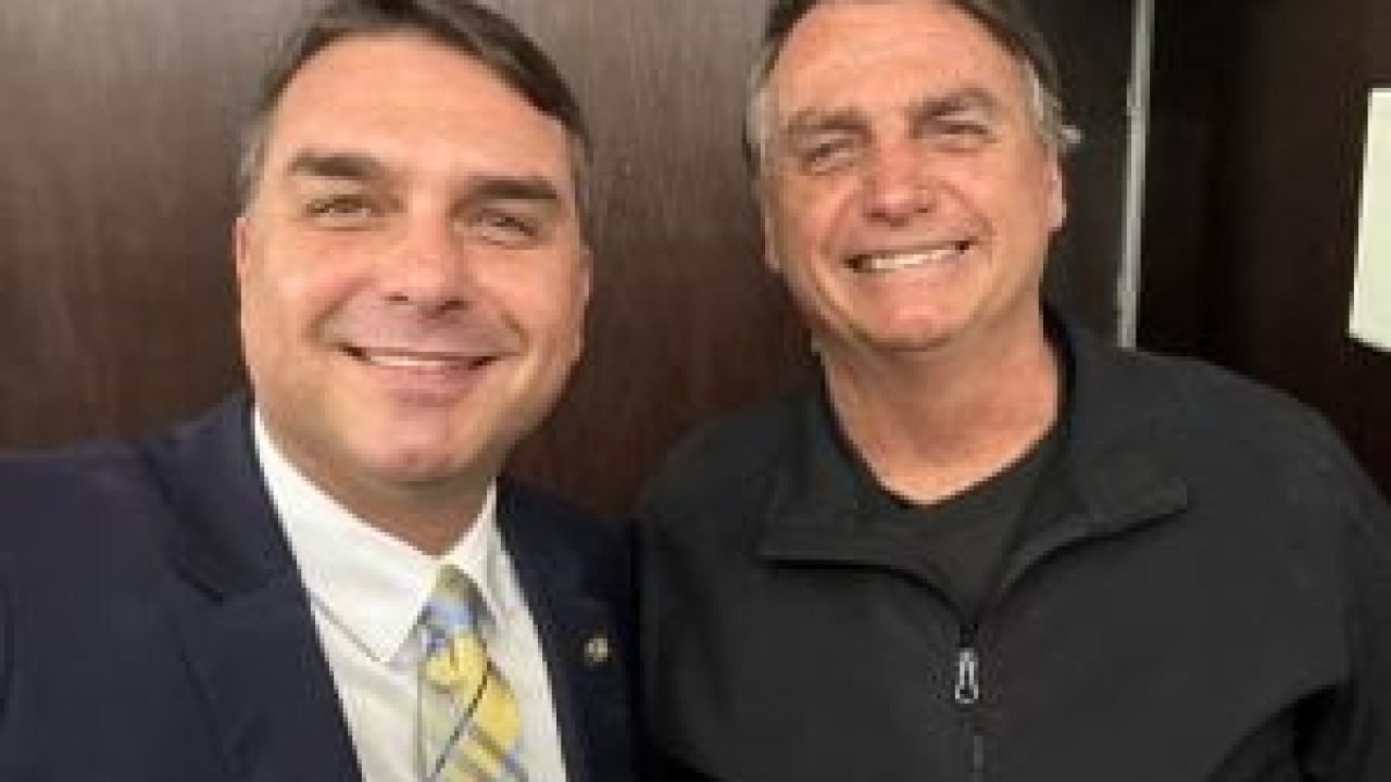 Flavio-Bolsonaro-45-300x236-1
