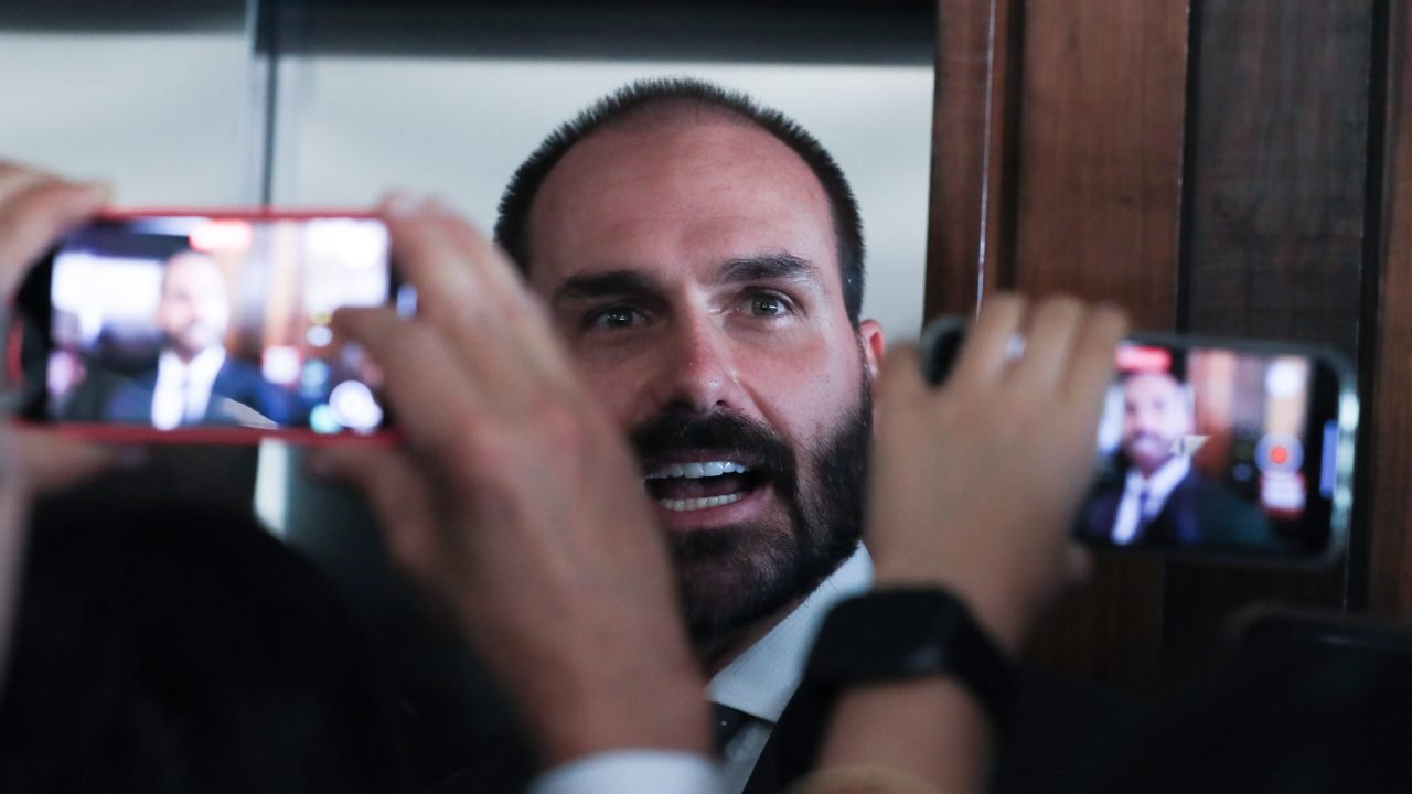 Brasília (DF) 19/11/2024 Deputado Eduardo Bolsonaro durante entrevista a imprensa.  Foto Lula Marques/ Agência Brasil