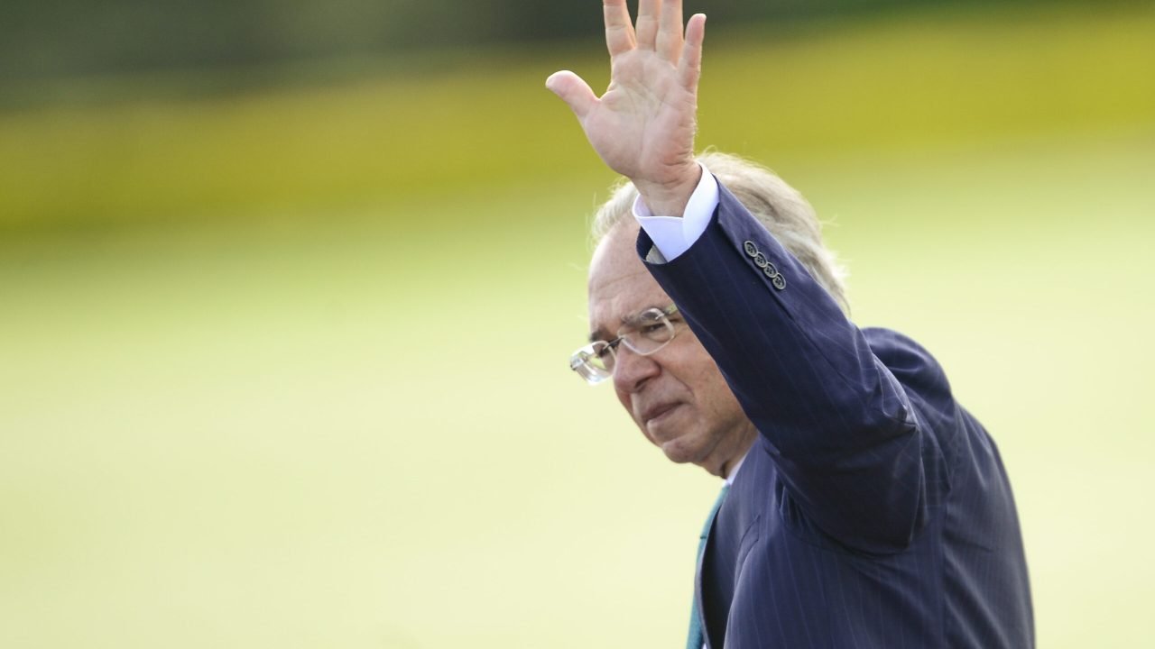 O ministro da Economia, Paulo Guedes, durante cerimônia de hasteamento da bandeira, no Palácio da Alvorada.