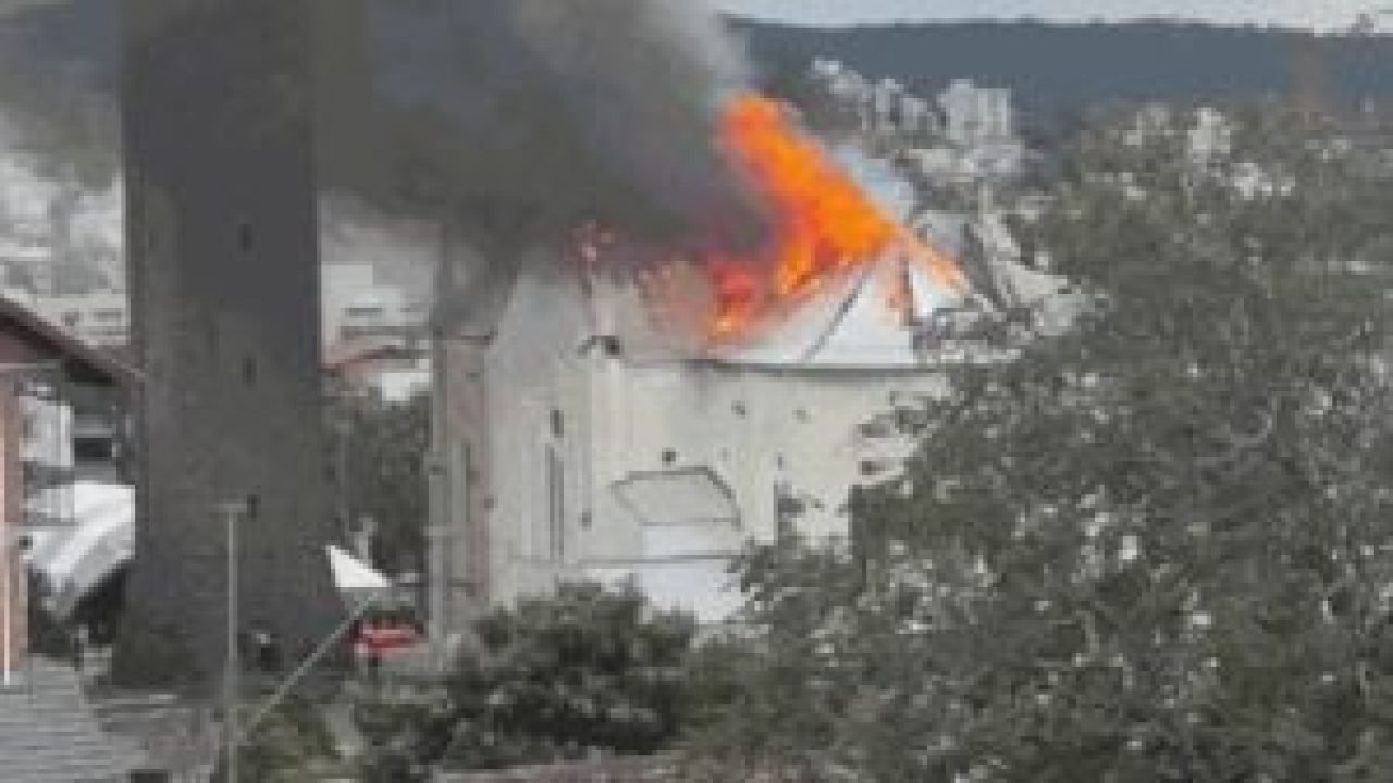 Igreja-em-chamas-no-Rio-Grande-do-Sul-RS-300x168-1