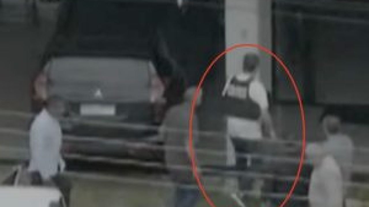 Jair-Bolsonaro-com-colete-a-prova-de-balas-300x198-1