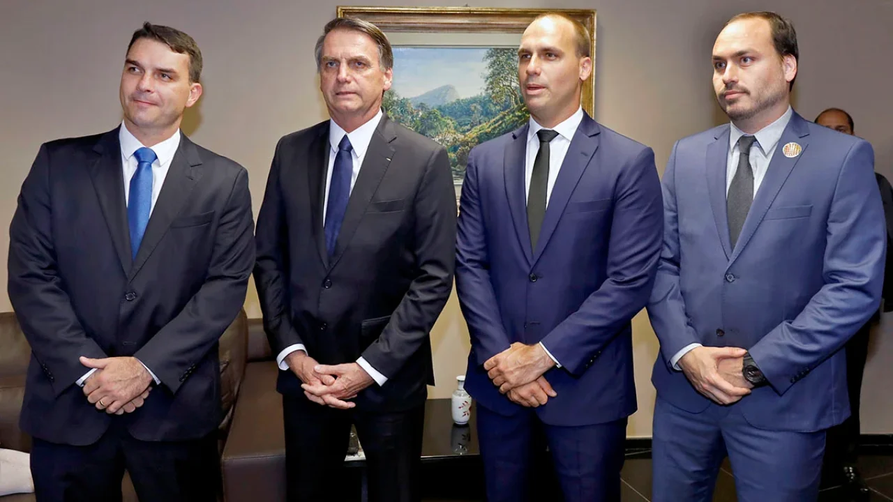 Jair-Bolsonaro-com-seus-filhos-antes-da-cerimonia-de-diplomacao-de-Bolsonaro-como-presidente-da-republica-eleito