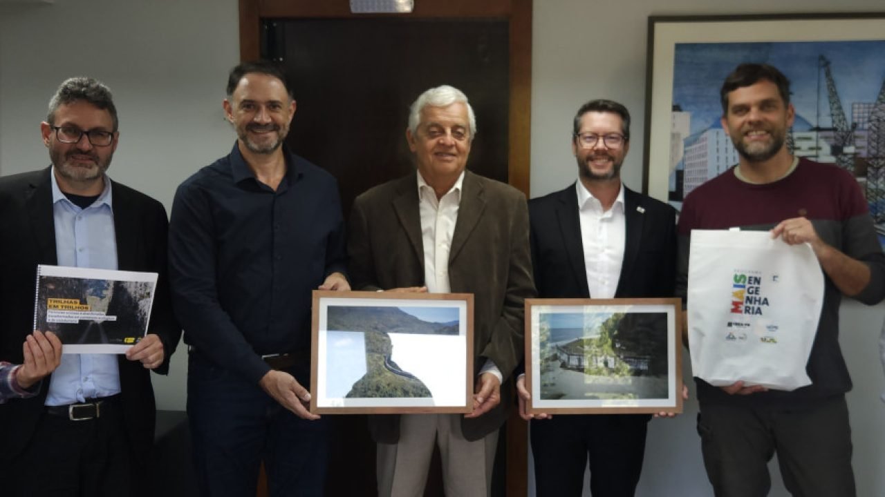 Nesta terça-feira (5), o deputado se reuniu com representantes do Crea-PR. — Fot