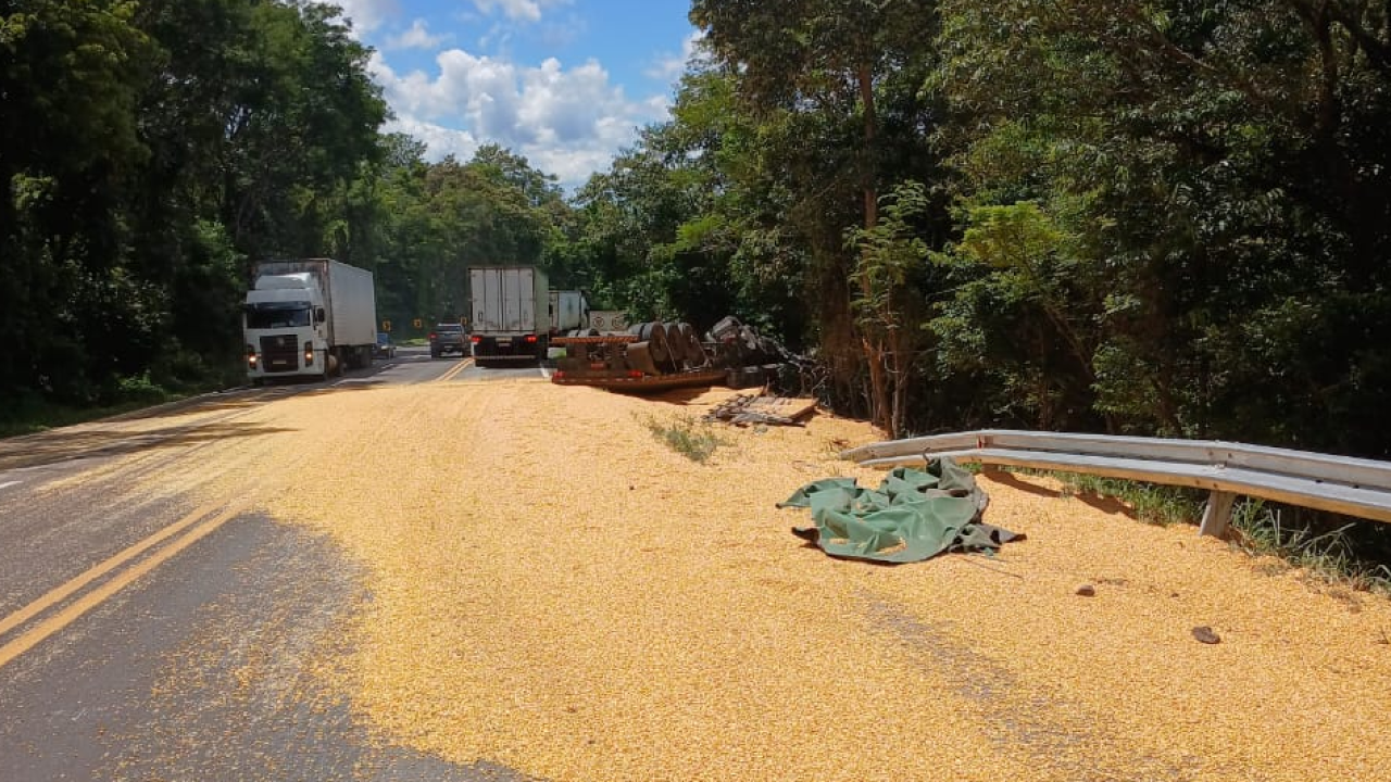 Caminhão tomba na BR-277 e deixa rodovia parcialmente interditada