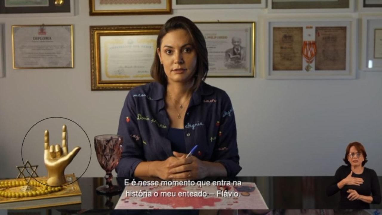 Michelle-com-o-sinal-do-eu-te-amo-em-Libras-circulado-na-imagem