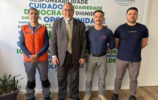Nivaldo-Ramos-com-membros-da-Defesa-Civil.jpg