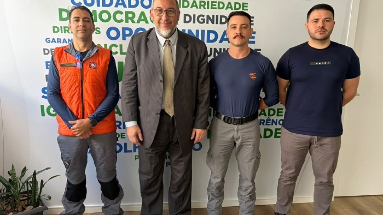 Nivaldo-Ramos-com-membros-da-Defesa-Civil.jpg