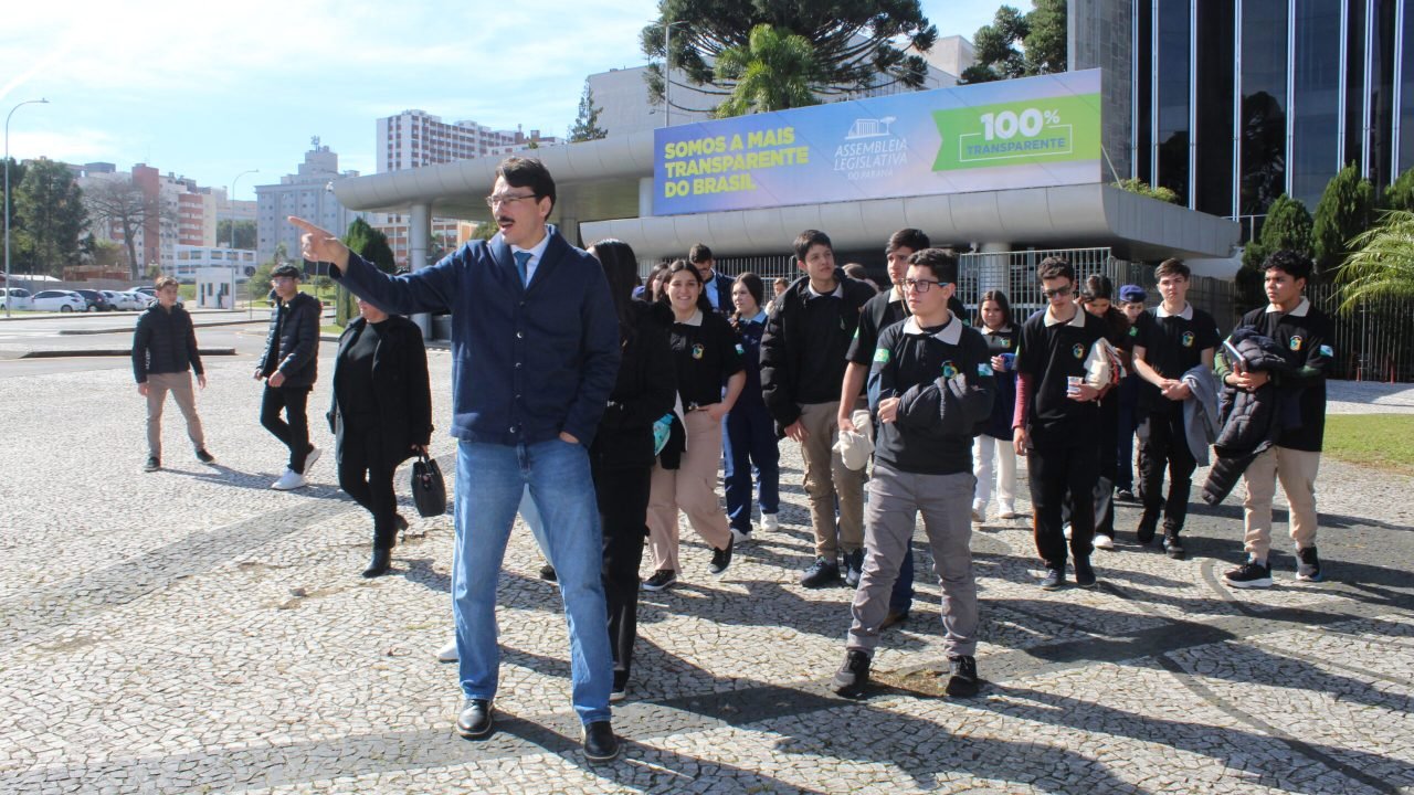 Rofolfo Revers, presidente da Câmara de Vereadores de Quedas do Iguaçu acompanhando os vereadores mirins e integrantes do Parlamento Jovem em frente a Assembleia Legislativa do Paraná (Foto: Ascom/CMQI)