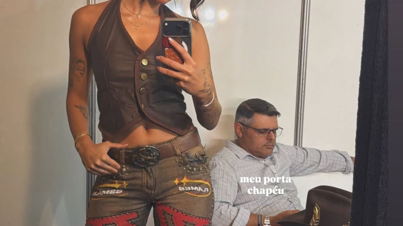 Ana Castela posa sem aliança antes de show