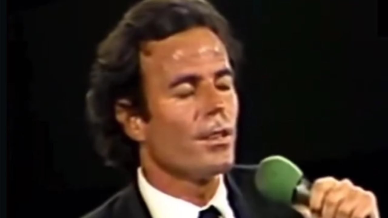 Cantor famoso é acusado de abusos sexuais e humilhações contra funcionárias