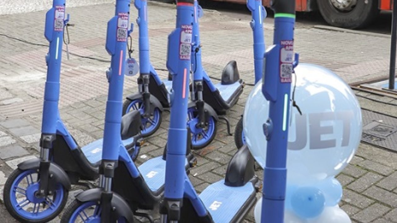 Vermelhao-e-patinetes.jpg