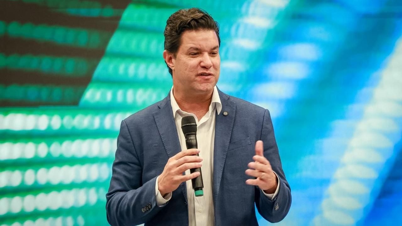 Guto Silva entrega R$ 4,2 bilhões em convênios com cidades