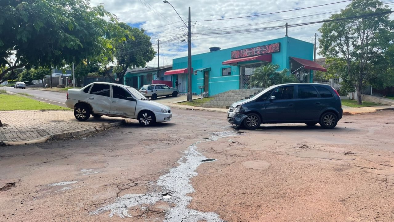 Acidente entre dois carros bloqueia cruzamento no Jardim Alvorada
