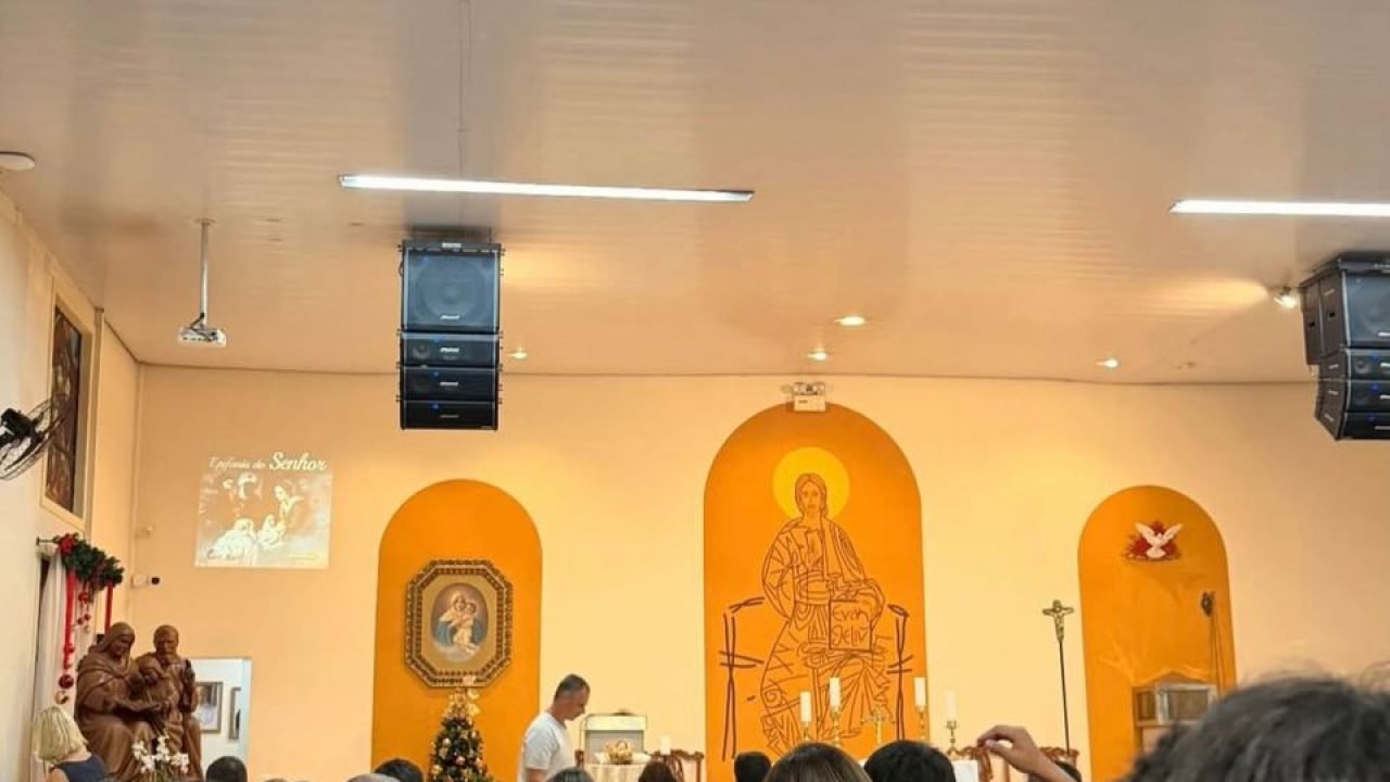 Vídeo: Ana Castela encanta web ao se apresentar em missa