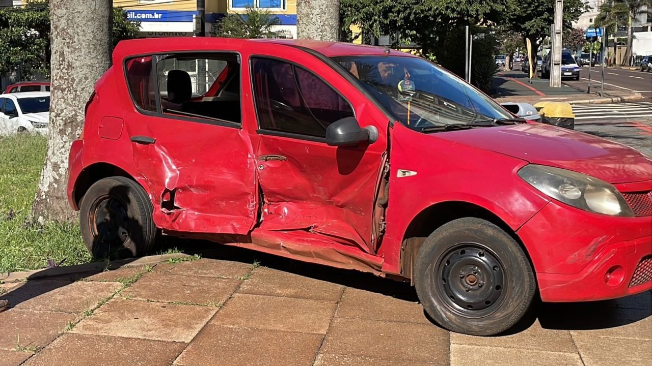 Acidente no Centro de Cascavel: Idosos feridos em colisão de carros