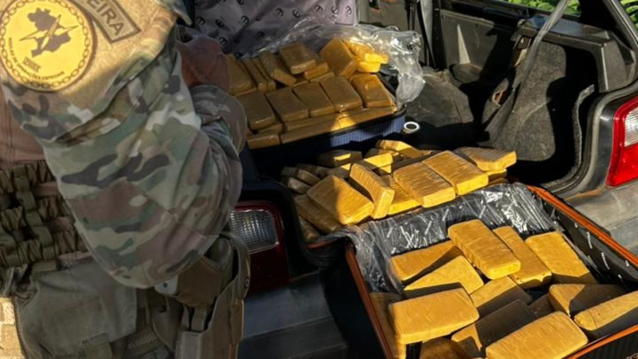 PRF apreende 90 kg de maconha após fuga na BR-277