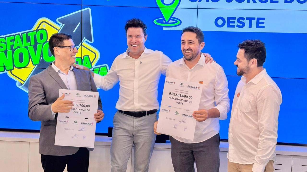 Legenda Foto: Entre os municípios contemplados estão São Jorge do Oeste (região Sudoeste). Na imagem, o Secretário das Cidades Guto Silva com o prefeito Gelson Coelho. Crédito: Leonardo Sguarezi - Secid/Pr