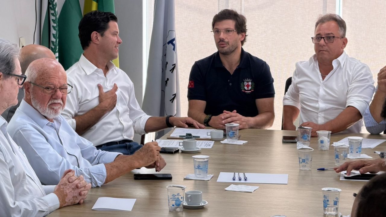 Secretário Guto Silva com o prefeito de Londrina Tiago Amaral e demais prefeitos da Amepar (Crédito/Fotos: AMEPAR/Divulgação)