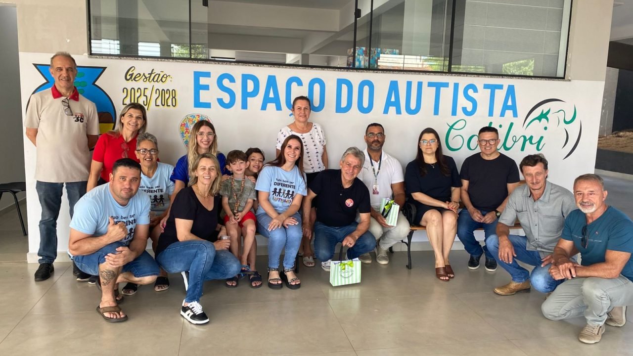 Deputado federal Tadeu Veneri (ao centro) com a direção da Associação de Familiares e Pessoas Autistas do município (Colibri)(Foto: Ascom/PT-LDS)