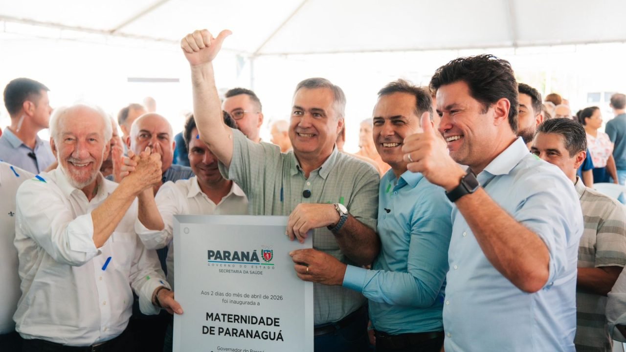 Guto Silva acompanhado do vice-governador Darci Pìana, do secretário Beto Preto e do prefeito Adriano Ramos (Foto: Crédito/Fotos: Secid-Pr/AEN)