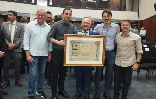 Da esquerda para a direita: o secretário de Transportes Adilson Poleze, o prefeito de Quedas do Iguaçu Rafael Moura, o homenageado Lauri Francisco Paludo, o presidente da Câmara de Quedas do Iguaçu Rodolfo Revers e o secretário de Administração Cris Colsenti.