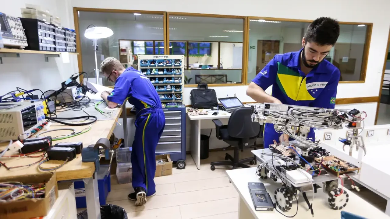 MEC regulamenta programa que fortalece formação profissional