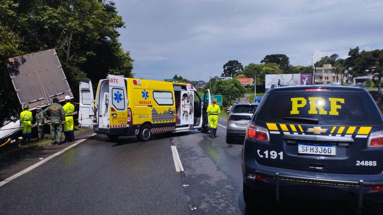 Caminhoneiro fica gravemente ferido após saída de pista na BR-277