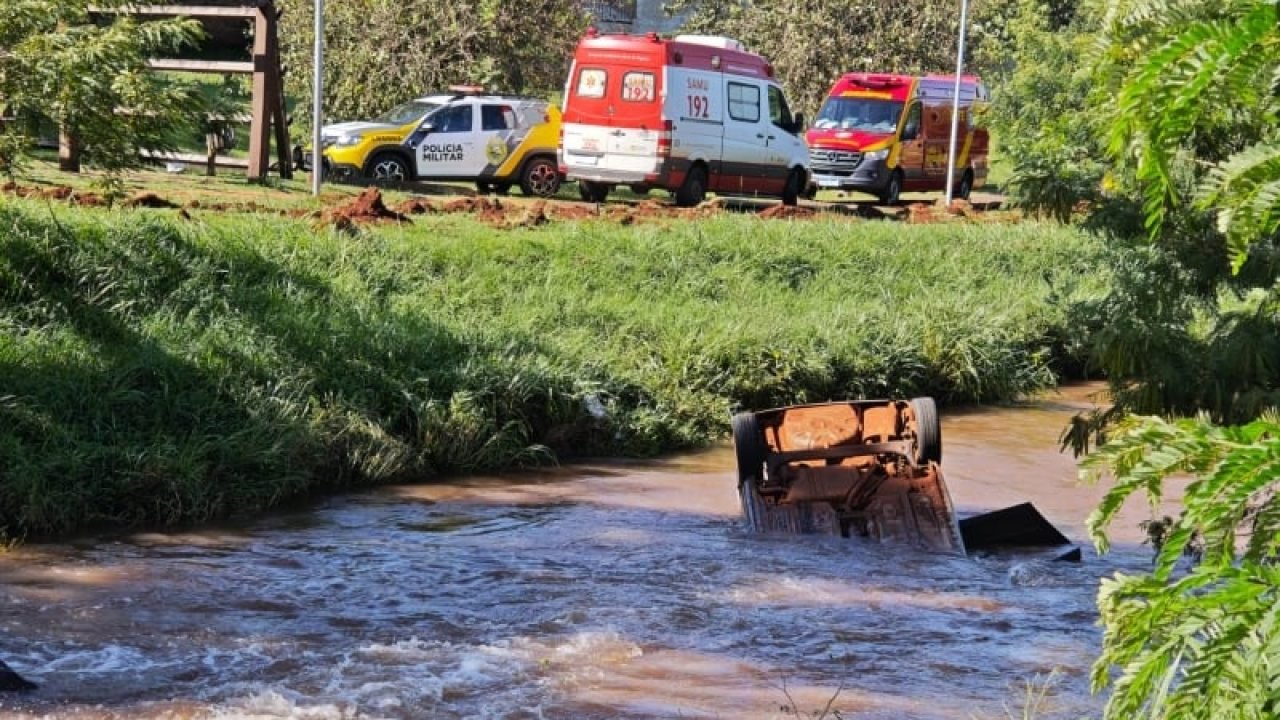 Mulher morre e três pessoas são resgatadas após veículo cair em rio em Toledo