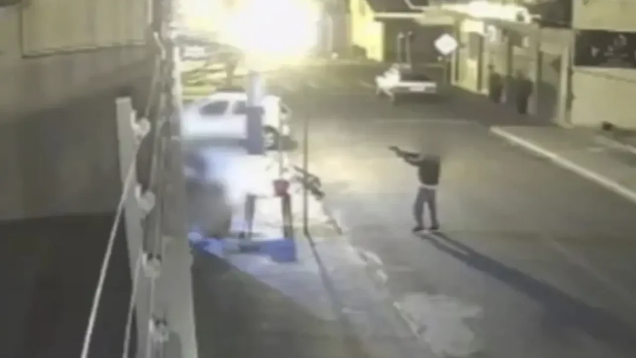 Foto: Um atirador adolescente matou três pessoas da mesma família na noite de se