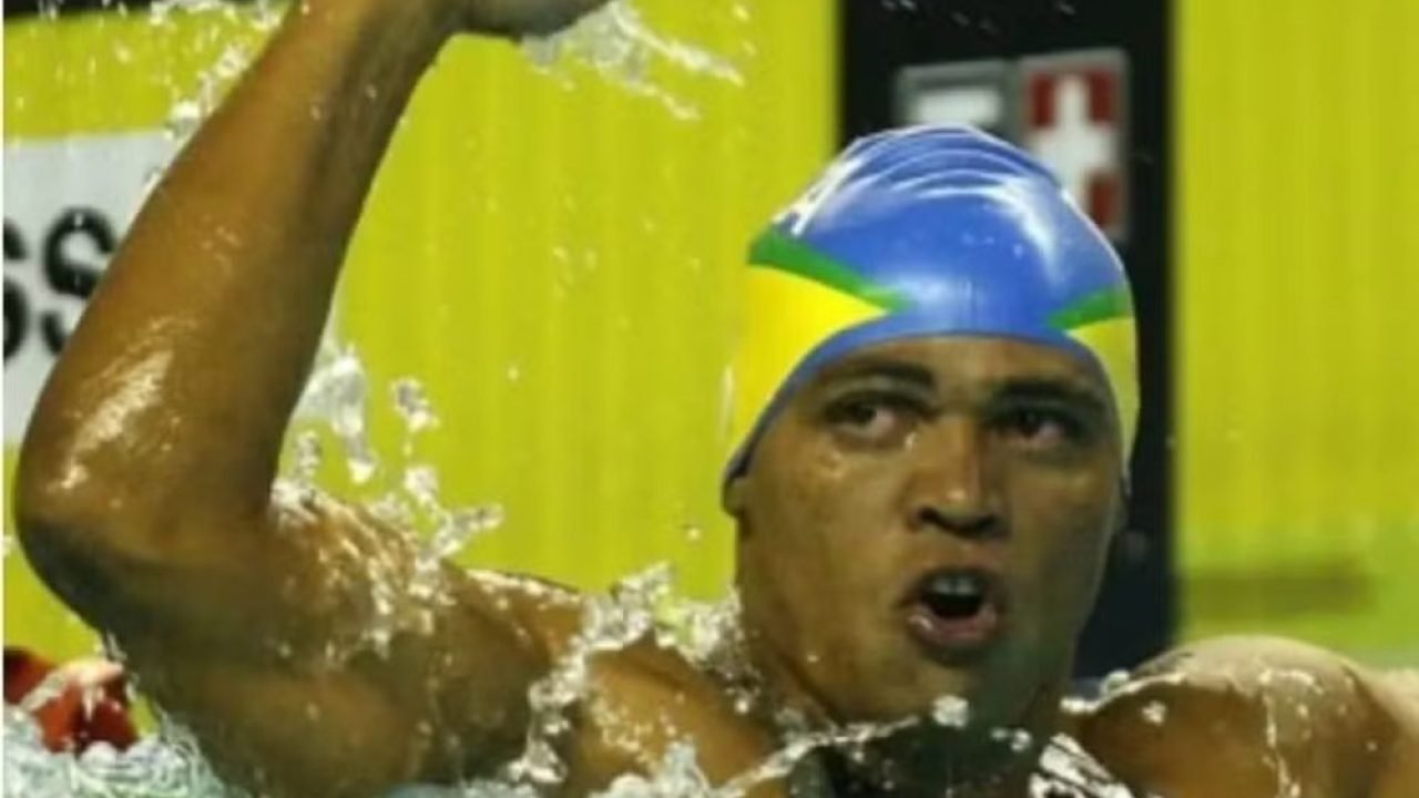 Adriano Gomes de Lima durante uma competição de natação paralímpica. — Foto: Car