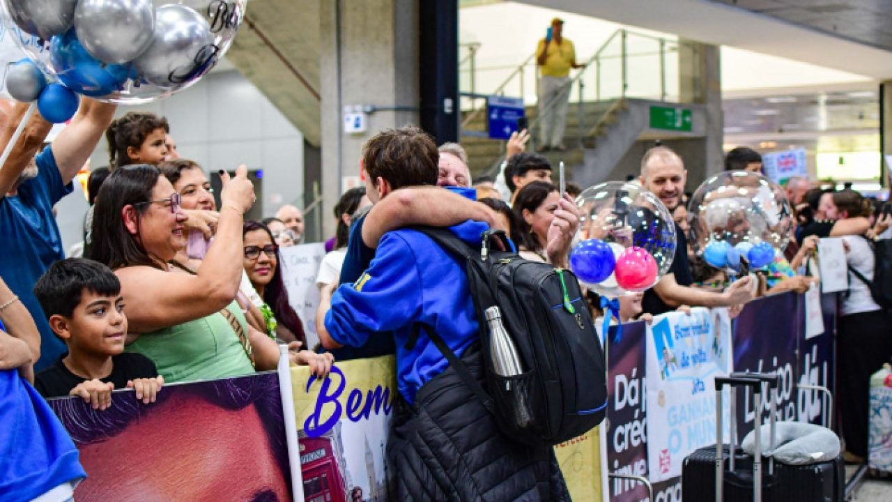 Ganhando o Mundo: Reencontros emocionantes no retorno de estudantes do Reino Unido