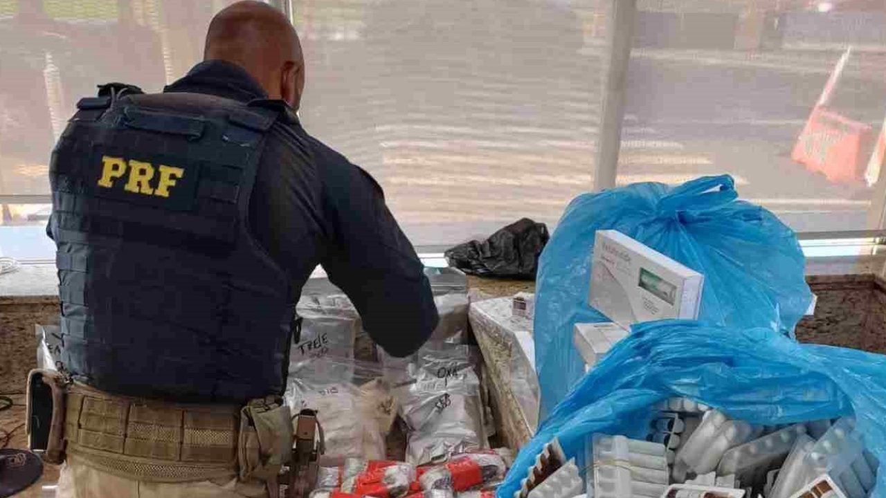 Van interceptada pela PRF — Foto: H2FOZ