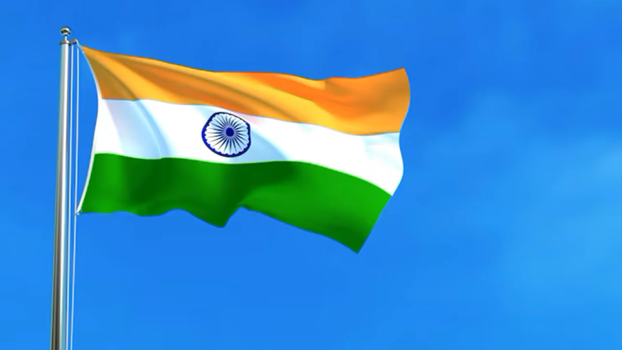 bandeira-da-india-sobre-a-renderizacao-3d-de-fundo-de-ceu-azul_35913-993