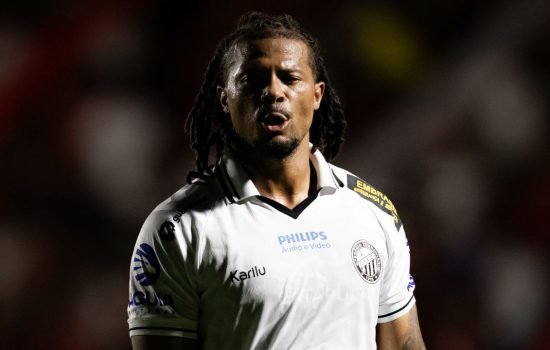 berto-operario-racismo-vila-nova-serie-b