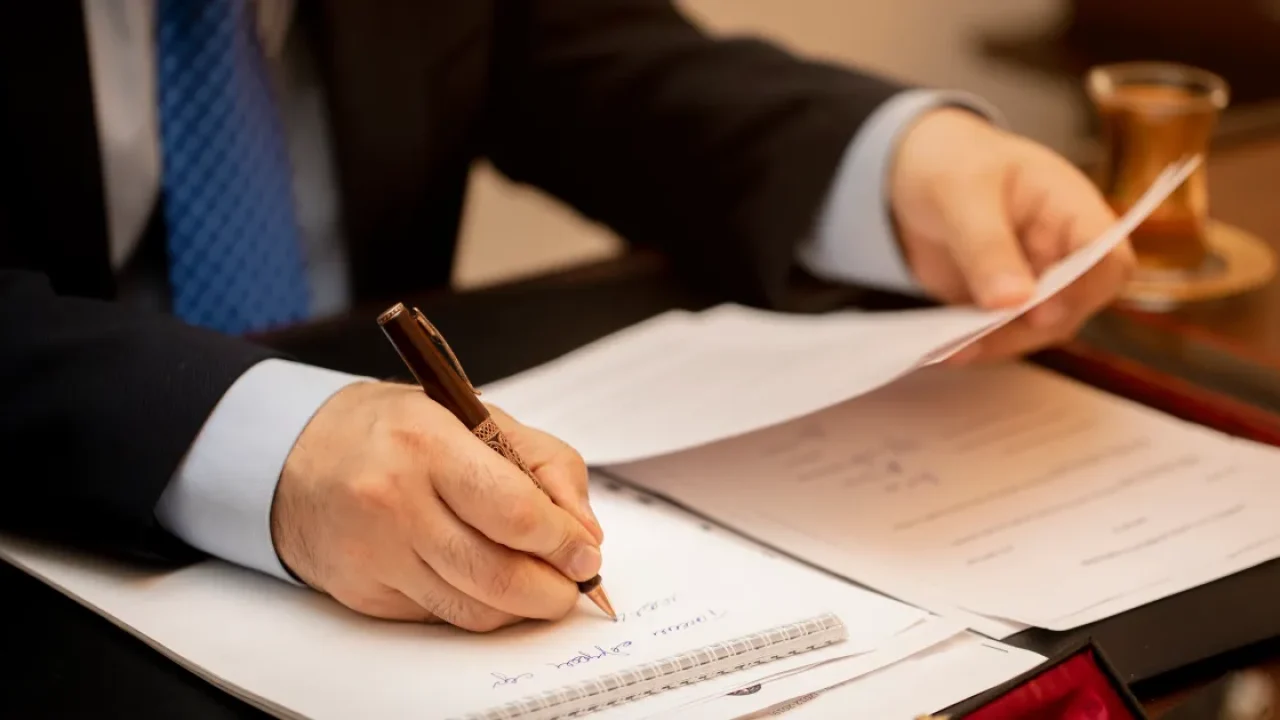 businessman-signing-important-contract-papers