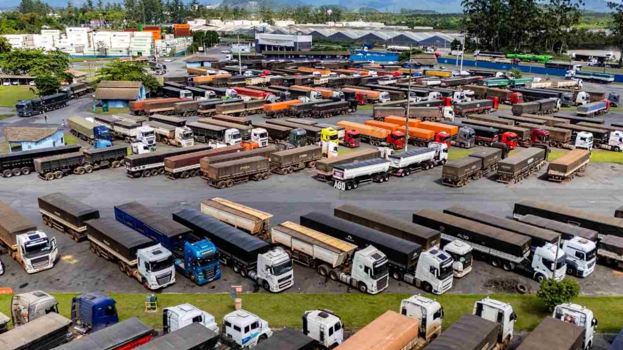 caminhoes-frete-rodoviario-porto-paranagua