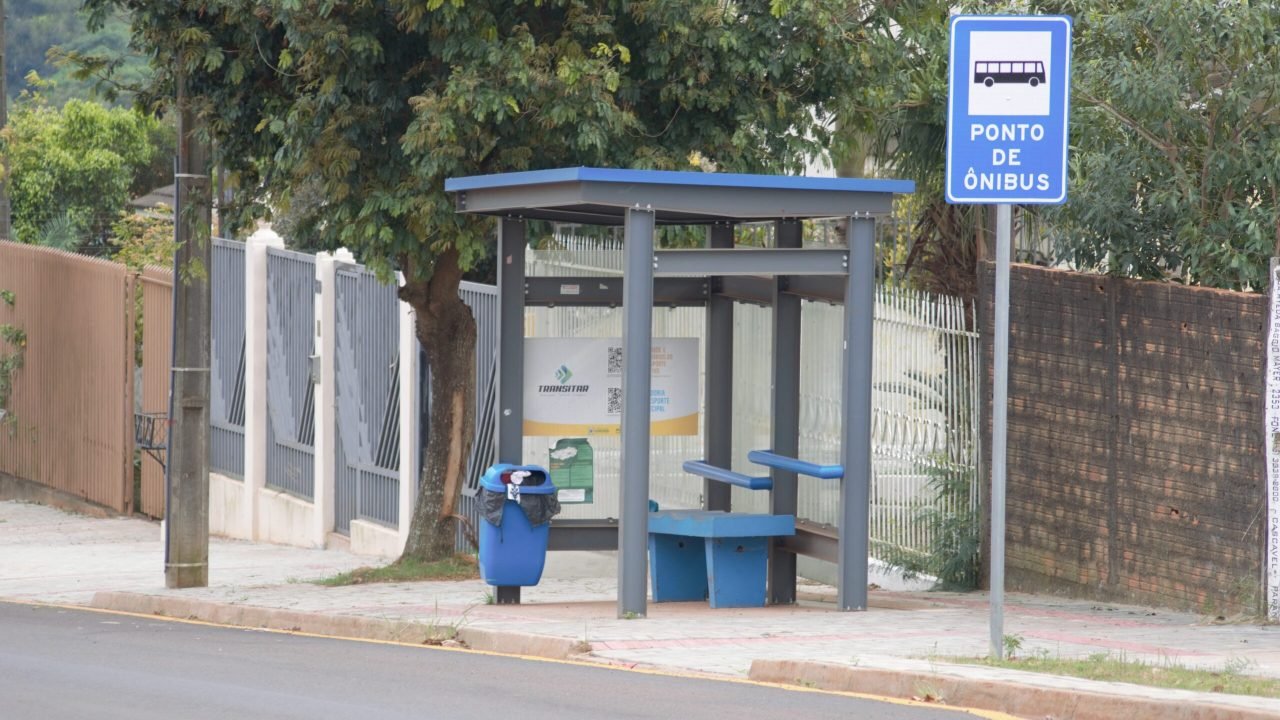 Prefeitura lança licitação para concluir instalação dos “abrigos de ônibus”