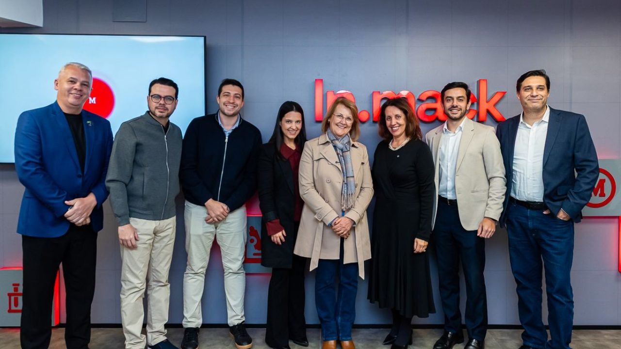 A diretora da FEMPAR, Carmen Marcondes Ribas, recebeu autoridades políticas e lideranças das áreas de saúde, tecnologia e inovação durante a inauguração do In.mack