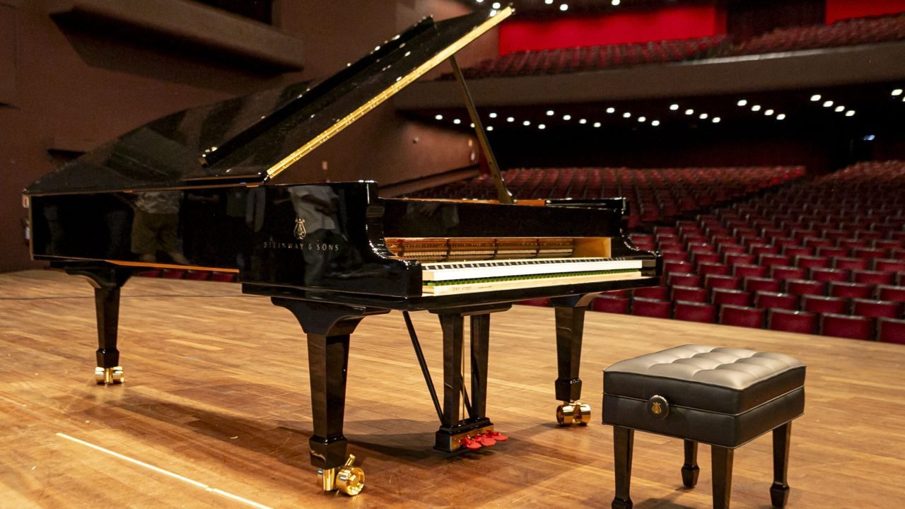 Curitiba, 11 de fevereiro de 2026 - Teatro Guaíra recebe novo piano.