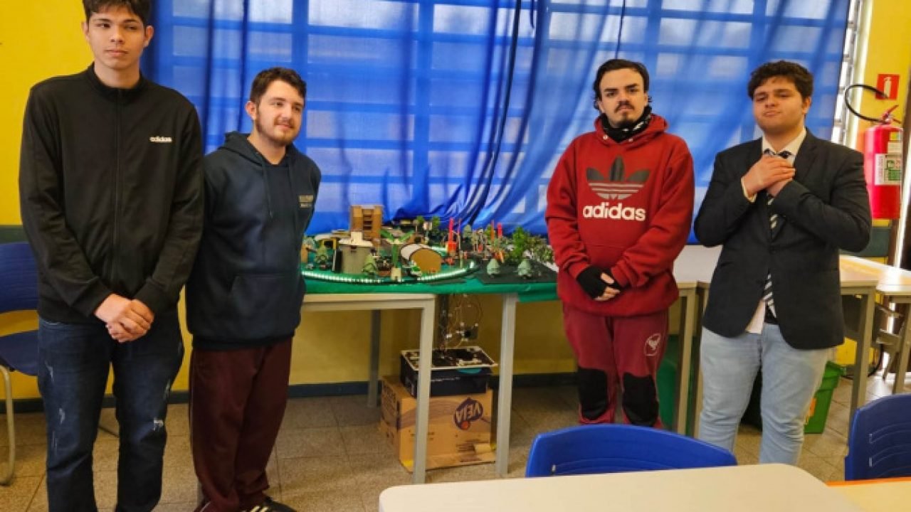 Alunos de Pinhais desenvolvem sistema inteligente de segurança na travessia de trilhos